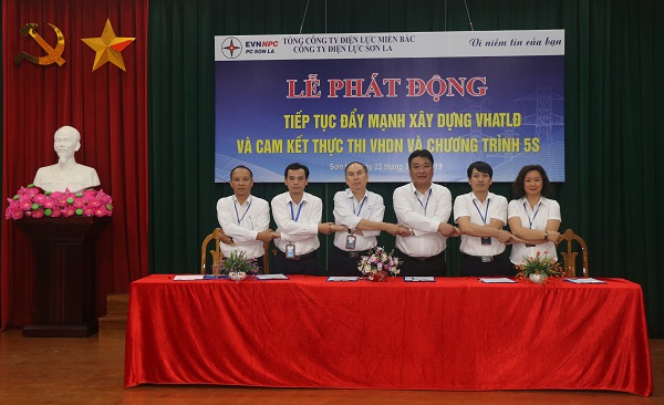Lễ ký cam kết thực thi Văn hóa doanh nghiệp năm 2019 - Cam kết nêu gương hành động triển khai chương trình OneNPC của Lãnh đạo, CBQL chủ chốt    